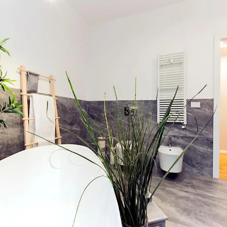 Casaviva-modern Elegant Trilo In Castelletto Apartment *